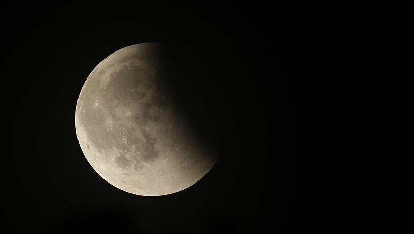 Am Freitag wird der Mond zum Teil vom Erdschatten verdunkelt.