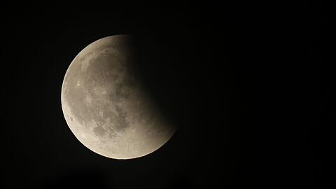 Am Freitag wird der Mond zum Teil vom Erdschatten verdunkelt.