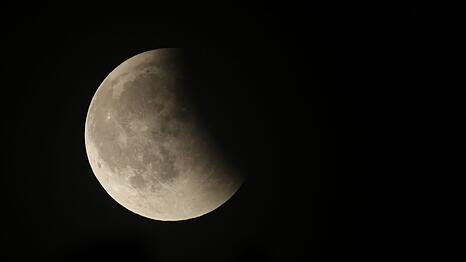 Am Freitag wird der Mond zum Teil vom Erdschatten verdunkelt.