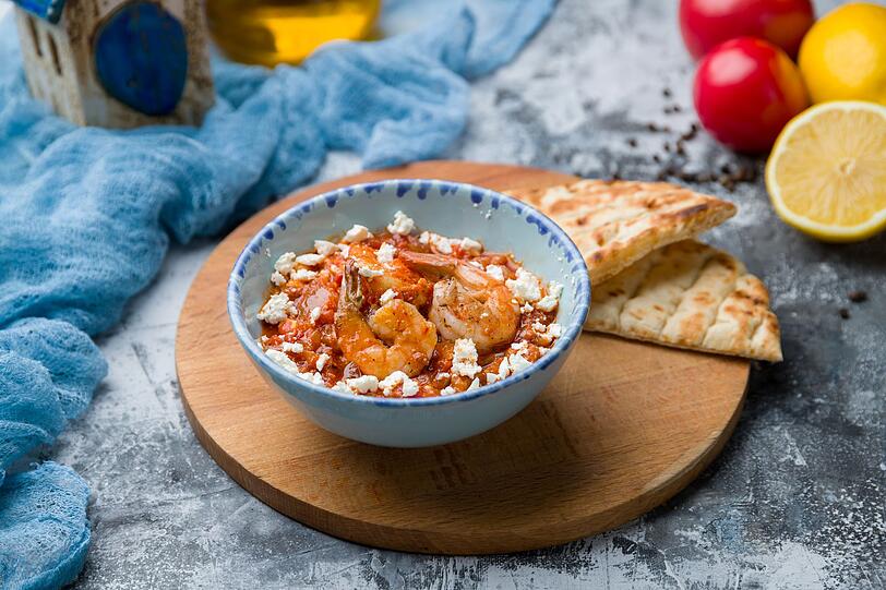 Dieses schnelle Gericht kann je nach Belieben als Vor- oder Hauptspeise gereicht werden. Dazu brät man Garnelen mit Zitronensaft, Knoblauch und Ouzo an, bis der Alkohol verdampft ist. Nun wird eine reichhaltige Tomatensauce gekocht und mit den Meerestieren und Fetakäse im Ofen etwa 15 Minuten gegrillt. Dieses schnelle Gericht kann je nach Belieben als Vor- oder Hauptspeise gereicht werden. Dazu brät man Garnelen mit Zitronensaft, Knoblauch und Ouzo an, bis der Alkohol verdampft ist. Nun wird eine reichhaltige Tomatensauce gekocht und mit den Meerestieren und Fetakäse im Ofen etwa 15 Minuten gegrillt.