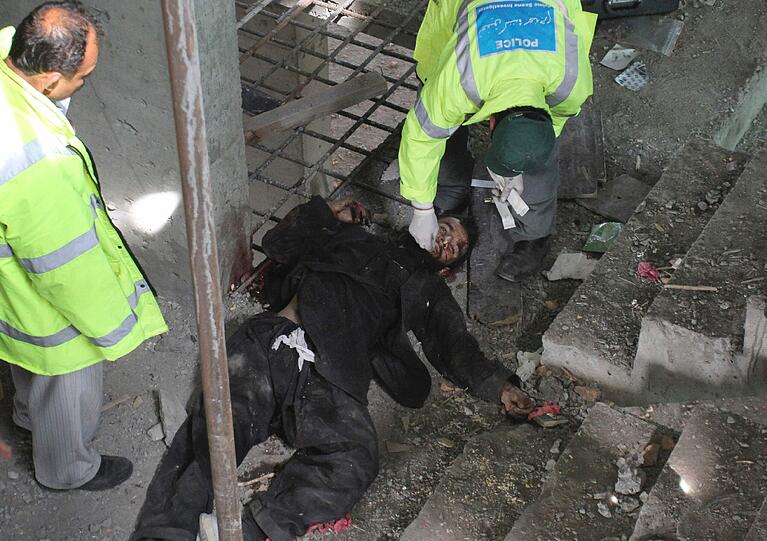 Überreste der Schlacht im Diplomatenviertel: Erst nach 18 Stunden, am frühen Montagmorgen, konnte der Angriff der Taliban niedergeschlagen werden. Mindestens 47 Tote wurden gezählt. 36 sollen Taliban gewesen sein. Die Bilder