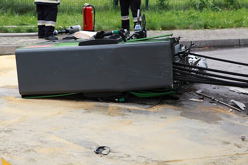 Schwerer Unfall an der Rastanlage Inntal: Ein Lkw raste in eine Zapfanlage.
