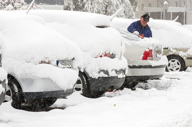 Über Nacht wurde alles weiß: Autofahrer freuten sich in Ilmenau (Thüringen) heute morgen nicht unbedingt über den ersten Schnee.