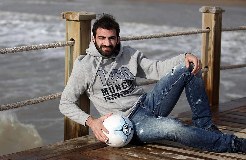 Pose und Pulli gewechselt und ein Fußball dazu - Makos, das Modell.