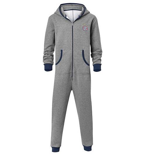 Couch-Mode: Wer mag, kann jetzt in ein FC-Bayern-Jumpsuit hüpfen. David Alaba präsentiert das trendy Teil für den Rekordmeister.
