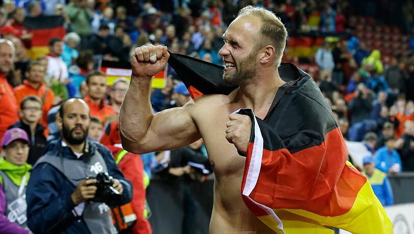 Der deutsche Diskus-Champion: Robert Harting feiert seinen Titel in Zürich. Der deutsche Diskus-Champion: Robert Harting feiert seinen Titel in Zürich.
