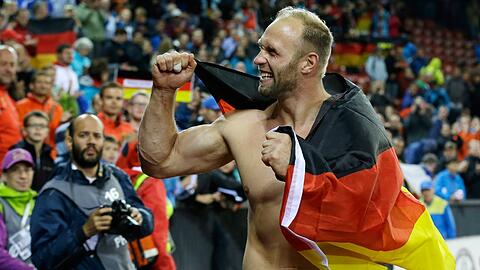 Der deutsche Diskus-Champion: Robert Harting feiert seinen Titel in Zürich.