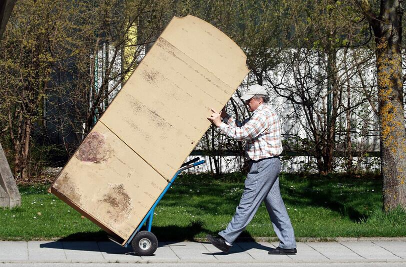 Das schwere Paket sorgte für Verletzungen bei dem Zusteller und der Empfängerin. Beide mussten ins Krankenhaus. (Symbolbild)