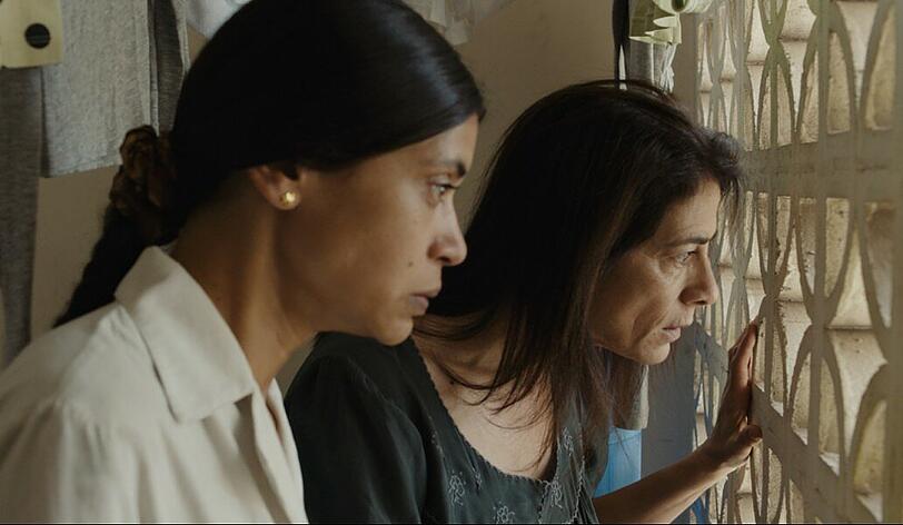 Oum Yazan (Hiam Abbas, rechts) und die philippinische Hausangestellte Delhani (Juliette Navis) warten auf die Rückkehr von Oums Ehemann.
