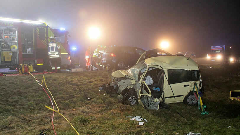 Die Bilder vom Unfall auf der Staatsstr. 2089 zwischen der Autobahnausfahrt Bad Aibling und dem Pullacher Kreisel.