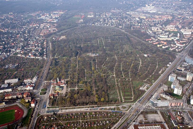 Nach den Unwettern im Münchner Westen bleibt der Westfriedhof für Besucher vorerst geschlossen.