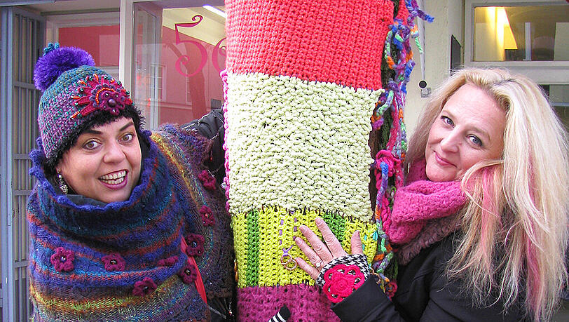 Petra Perle (l.) und Uta Alexander haben einen Baum vor dem Laden „5ever“ in der Buttermelcherstraße mit Wolle eingekleidet. Petra Perle (l.) und Uta Alexander haben einen Baum vor dem Laden „5ever“ in der Buttermelcherstraße mit Wolle eingekleidet.