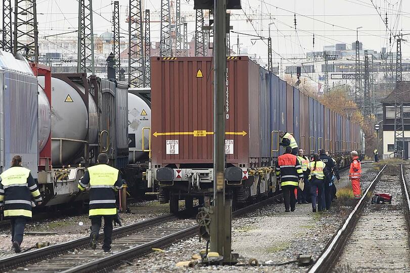 Die Polizei befreite Flüchtlinge, die als blinde Passagiere mit einem Güterzug nach Deutschland kamen und in einem Container eingesperrt waren.