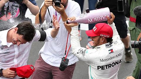 Lewis Hamilton (r) und Toto Wolff feierten mit Mercedes schon etliche Siege.