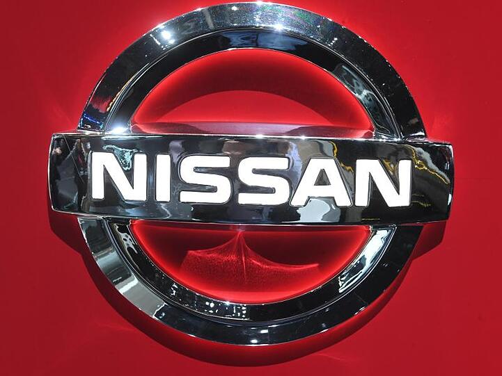 Nissan-Logo: Der japanische Renault-Partner hat wegen schwächerer Nachfrage die Gewinnprognose für das laufende Geschäftsjahr gesenkt.