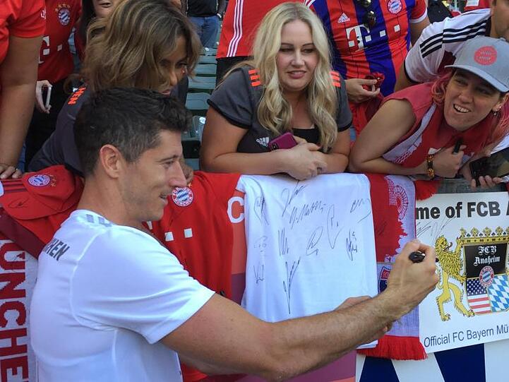Robert Lewandowski gibt nach dem Training des FC Bayern im Stadion von LA Galaxy Autogramme.