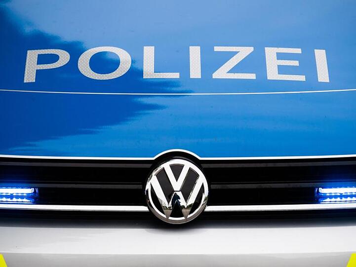 Blaulichter leuchten an einem Polizeifahrzeug. Foto: Lino Mirgeler/Archivbild