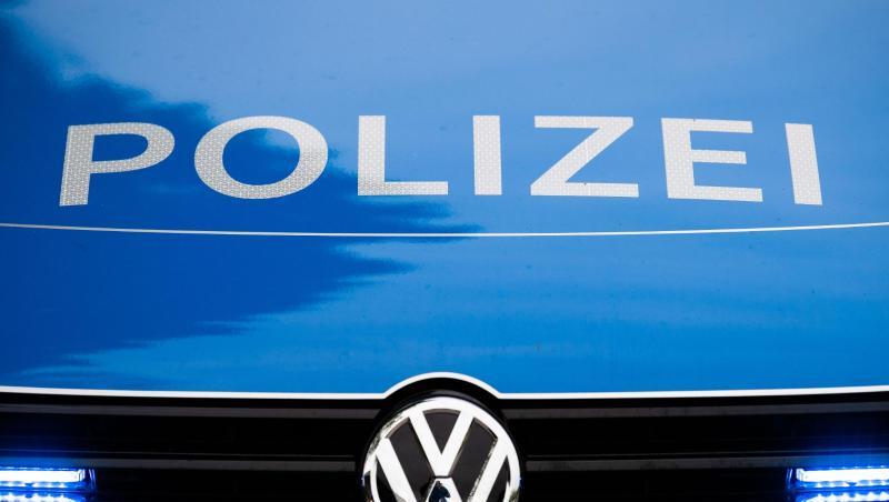 Blaulichter leuchten an einem Polizeifahrzeug. Foto: Lino Mirgeler/Archivbild Blaulichter leuchten an einem Polizeifahrzeug. Foto: Lino Mirgeler/Archivbild