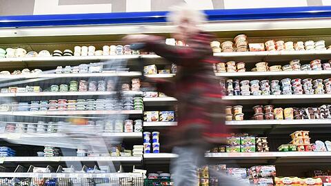 Ein junger Mann kommt ohne Maske in einen Supermarkt und weigert sich zu gehen. (Symbolbild)