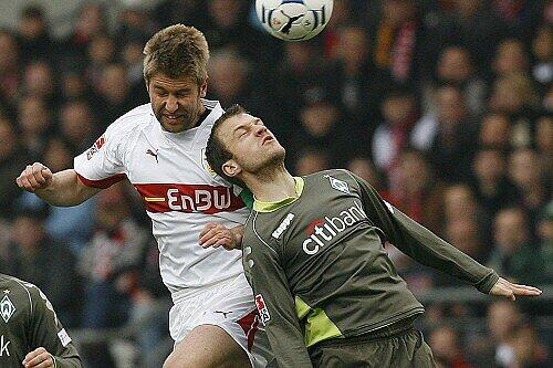 Thomas Hitzlsperger (l.) im Zweikampf mit Daniel Jensen