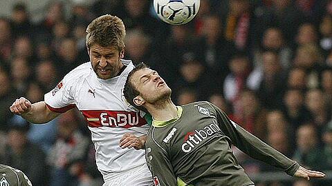 Thomas Hitzlsperger (l.) im Zweikampf mit Daniel Jensen