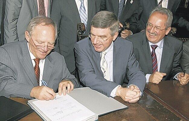 Glückliche Olympiabewerber: Innenminister Wolfgang Schäuble, DOSB-Boss Thomas Bach und Christian Ude (.v.l.).