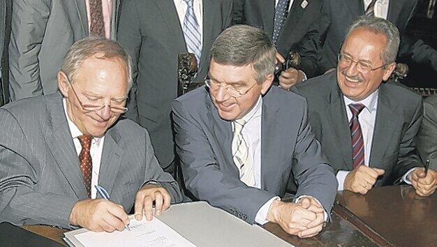 Glückliche Olympiabewerber: Innenminister Wolfgang Schäuble, DOSB-Boss Thomas Bach und Christian Ude (.v.l.). Glückliche Olympiabewerber: Innenminister Wolfgang Schäuble, DOSB-Boss Thomas Bach und Christian Ude (.v.l.).