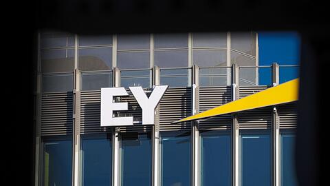 Das Logo des Wirtschaftsprüfungs- und Beratungsunternehmens Ernst & Young (EY) ist an der obersten Etage des Hochhauses im Spreedreieck an der Friedrichstraße angebracht.