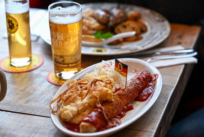 Die Chance, dass die Currywurst günstiger wird, ist gering: Steuersenkungen werden seltener an Konsumenten weitergegeben.