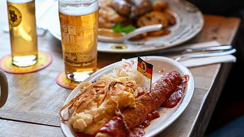 Wird die Currywurst günstiger, wenn die Mehrwertsteuer für Speisen in der Gastronomie sinkt? (Symbolbild)