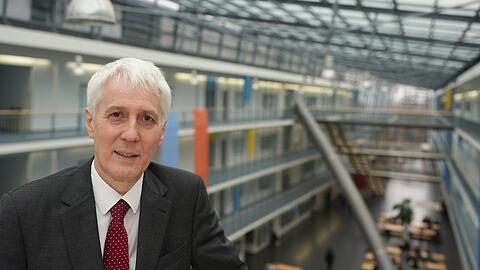 Einer der f&uuml;hrenden KI-Experten Deutschlands, Professor Dr. Alois C. Knoll in den Hallen der TU in Garching. Im Hintergrund: Kunst am Bau, die riesige Rutsche der TU. Hier nimmt man richtig Fahrt auf und kommt auf andere Gedanken.