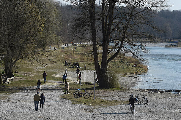 Spazierg&auml;nger am Isarufer in der N&auml;he des Tierparks.
