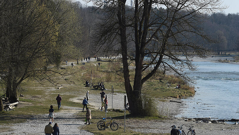 Spaziergänger am Isarufer in der Nähe des Tierparks. Spaziergänger am Isarufer in der Nähe des Tierparks.