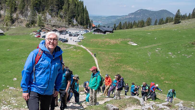 Schon 2019 wanderte der Bundespräsident mit dem Alpenverein und würdigte ehrenamtliche Leistungen. (Archivbild) Schon 2019 wanderte der Bundespräsident mit dem Alpenverein und würdigte ehrenamtliche Leistungen. (Archivbild)