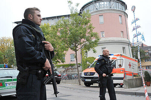 Das angesehene Ansbacher Gymnasium Carolinum war am 17. September 2009 Schauplatz des Amoklaufs. Polizisten sichern den Tatort.