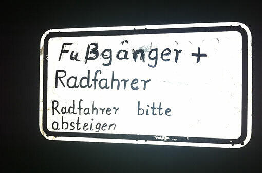 Ein passierender Radler hielt sich nicht an das dort aufgemachte Schild. Das löste den Streit zwischen ihm und Fritz Ebel aus, der tödlich enden sollte.