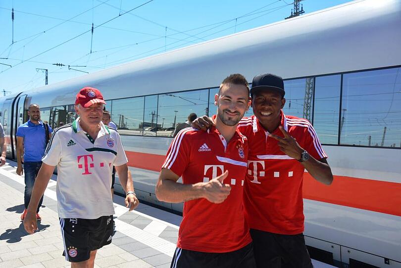 Der FC Bayern schreibt: .@David_Alaba und Diego #Contento strahlen mit der Sonne um die Wette. Gleich gibt's die neuen #Audi-Dienstwagen.
