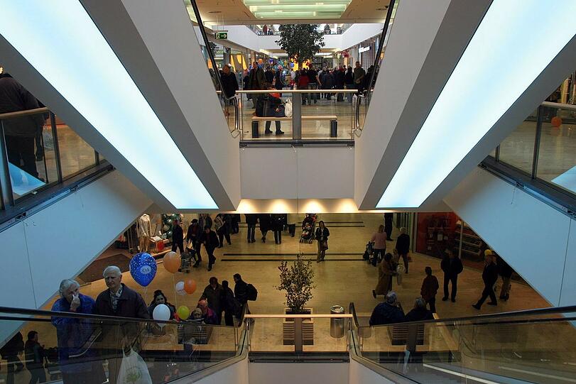 PLATZ 12: TRUDERING-RIEM Hier prägend sind die Riem Arcaden, auch in die Wasserburger Landstraße findet sich ein "kleinflächiges, aber hochwertiges Angebot".
MAGNETEN: Saturn, K&L Ruppert, Edeka, Dehner, Hagebaumarkt.
FAZIT: Alles da - "wirklich defizitär ist die Nahversorgung im Bezirk lediglich noch in der Messestadt".