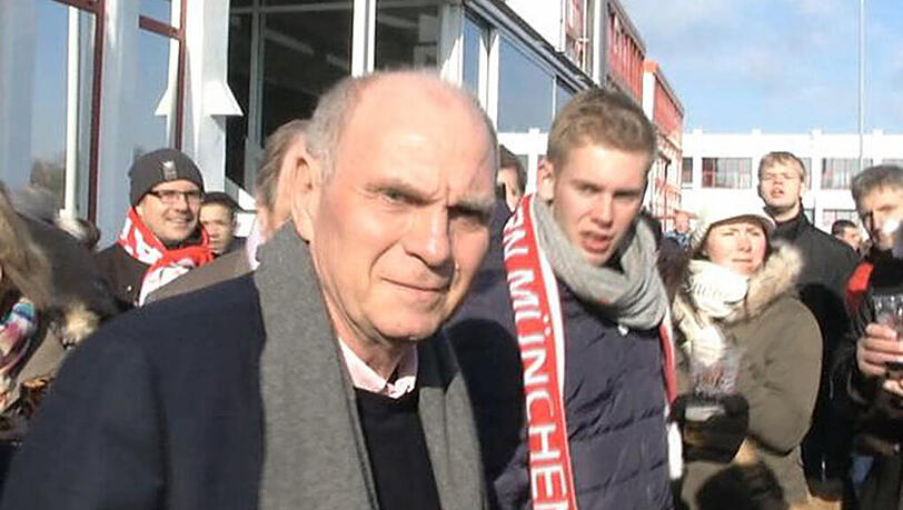Uli Hoeneß zeigte sich am Mittwoch an der Säbener Straße kurz den Fans. Uli Hoeneß zeigte sich am Mittwoch an der Säbener Straße kurz den Fans.