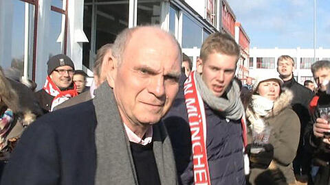Uli Hoeneß zeigte sich am Mittwoch an der Säbener Straße kurz den Fans.