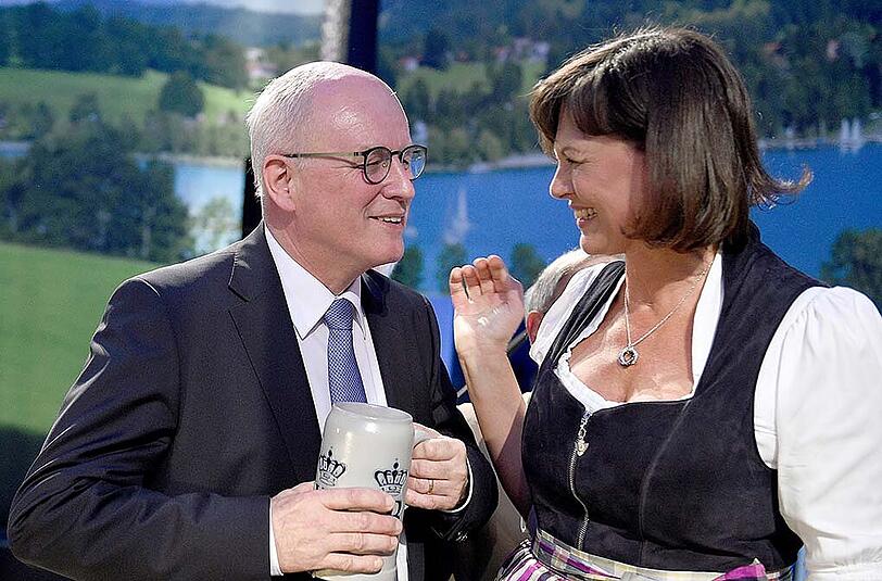 In der Bayrischen Landesvertretung in Berlin fand am Mittwoch der traditionelle Berliner Auftakt zum Münchner Oktoberfest statt. Vor Ort waren unter anderem Volker Kauder, Ilse Aigner und Alexander Dobrindt. Die Bilder.
