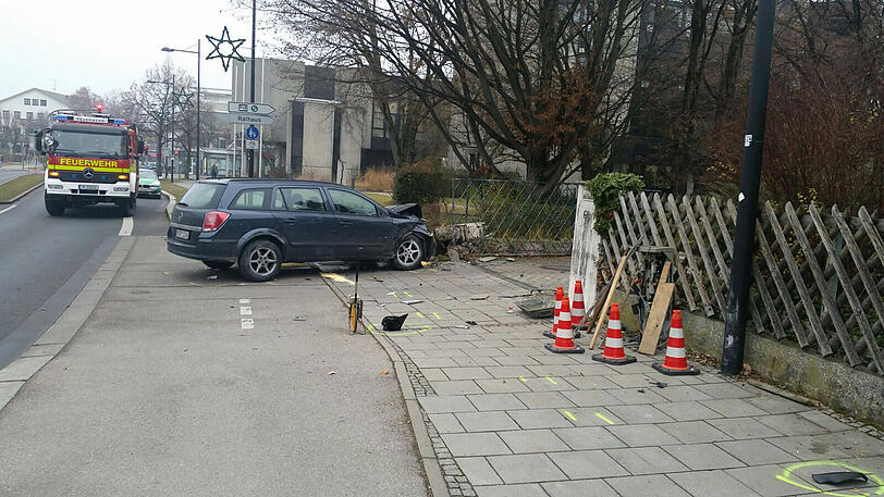 Das Auto schleuderte erste gegen die Mauer und erfasst dann die Kinder.