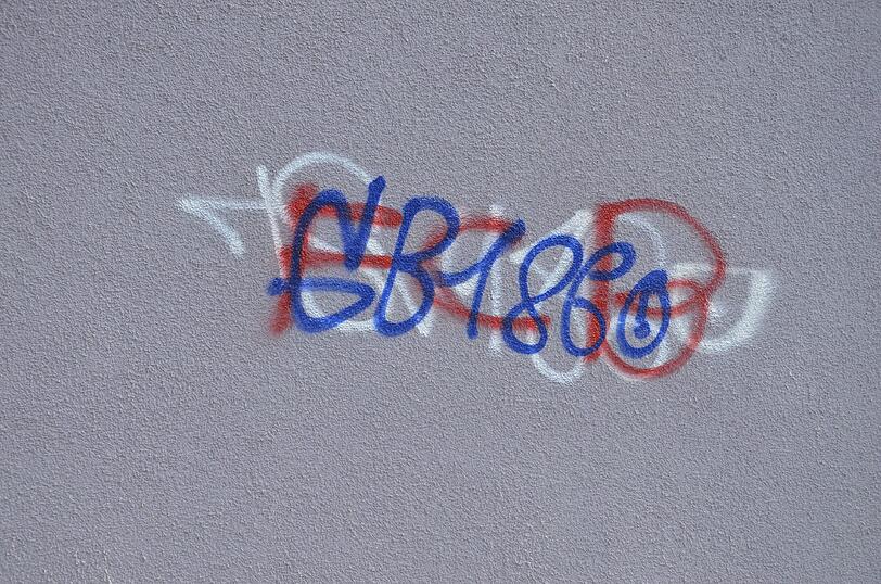 Fan-Krieg: Das erste Graffiti kommt von 60ern, das zweite von Bayern-Fans und das dritte wiederum von 60er-Fans.