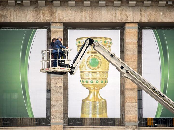 Letzte Vorbereitungen werden am Olympia-Stadion für das DFB-Pokalfinale getroffen. Foto: Kay Nietfeld/Archivbild