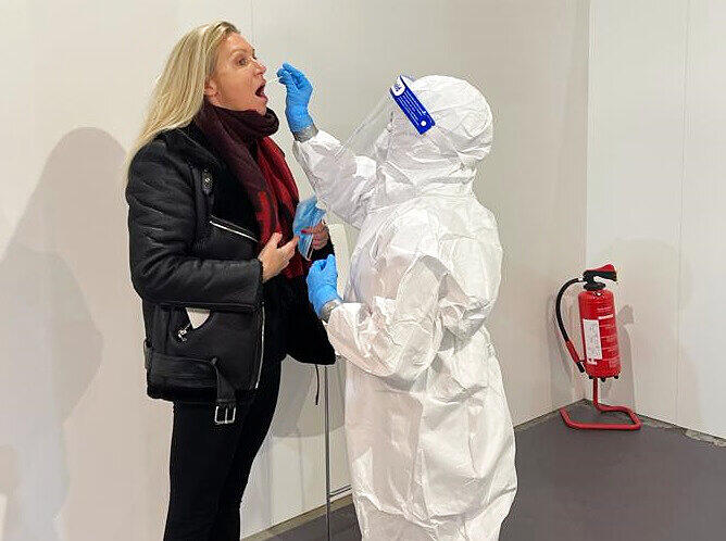 Ex-Turnerin Magdalena Brzeska beim Corona-Abstrich.