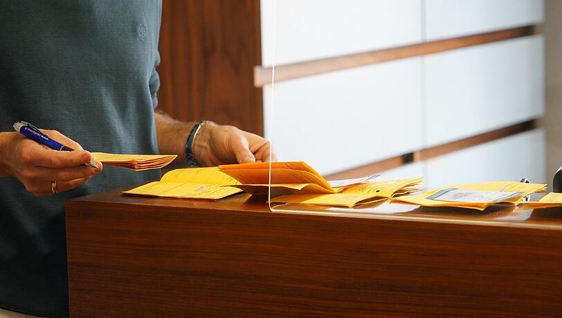 Am Empfang stapeln sich die gelben Impfausweise der Patienten, die nun endlich ihren Stempel bekommen. Am Empfang stapeln sich die gelben Impfausweise der Patienten, die nun endlich ihren Stempel bekommen.