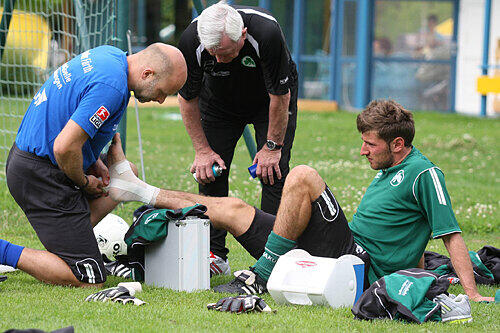 Aus und vorbei: Stefan Reisinger wird nach seinem Trainingsunfall von Physio Uwe Schellhammer (l.) und Doktor Harald Hauer behandelt.