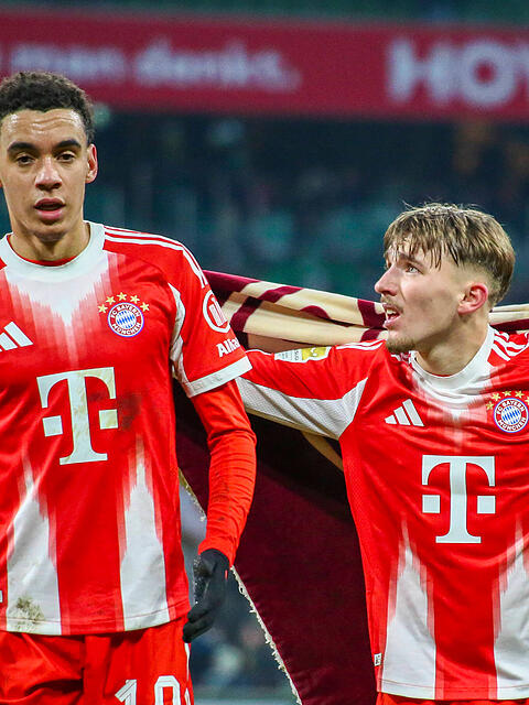 Jamal Musiala (l.) und Lennart Karl k&auml;mpfen derzeit um Spielzeit auf der Zehnerposition.