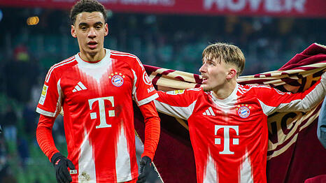 Jamal Musiala (l.) und Lennart Karl k&auml;mpfen derzeit um Spielzeit auf der Zehnerposition.