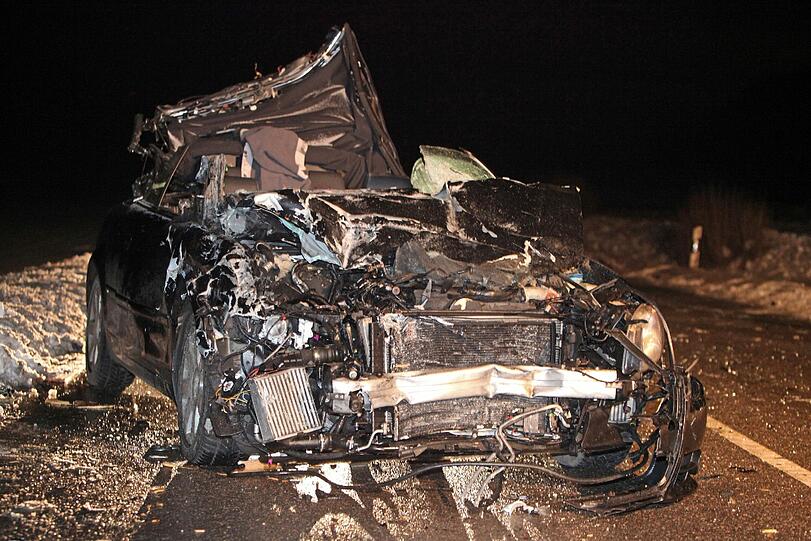 Das Auto wurde bei dem Zusammenstoß völlig zerstört.